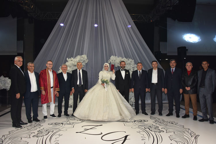 Gökhan & Zeynep Öztürk,Şık Bir Düğünle  Dünya Evine Girdiler